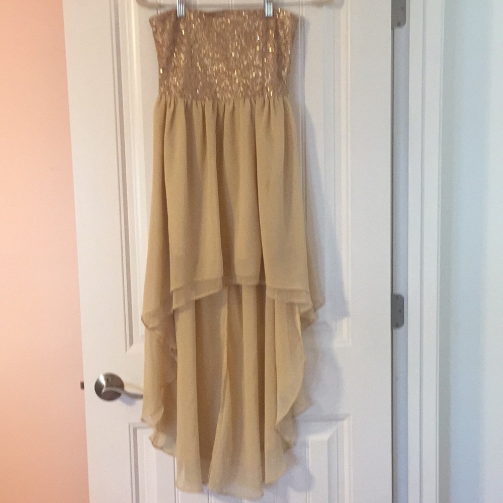 Sleeveless gold dress